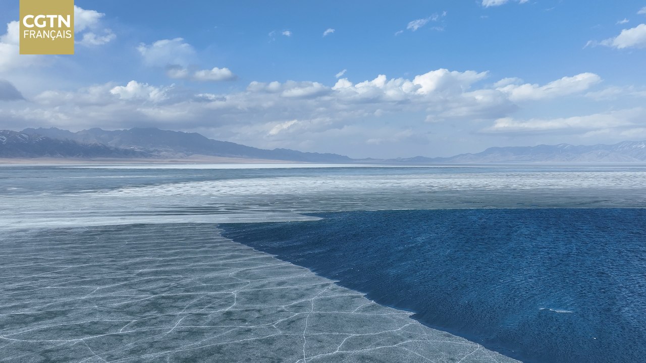 Le Lac Sayram au Xinjiang en vue aérienne par drone