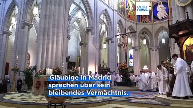 88 Glockenschläge in Rom, Madrid und Paris für Papst Franziskus: Gedenkmessen in ganz Europa