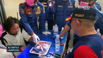 Dramatis, Petugas Damkar Lepas 18 Cincin dari Jari ODGJ