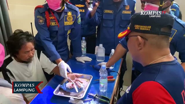 Dramatis, Petugas Damkar Lepas 18 Cincin dari Jari ODGJ