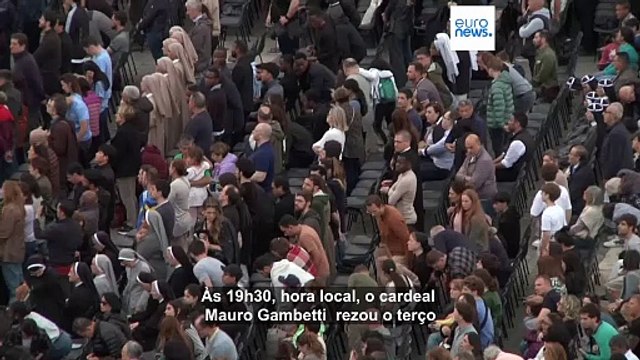 Oração do terço pelo falecido Papa Francisco conduzida pelo Cardeal Mauro Gambetti na Praça de São Pedro