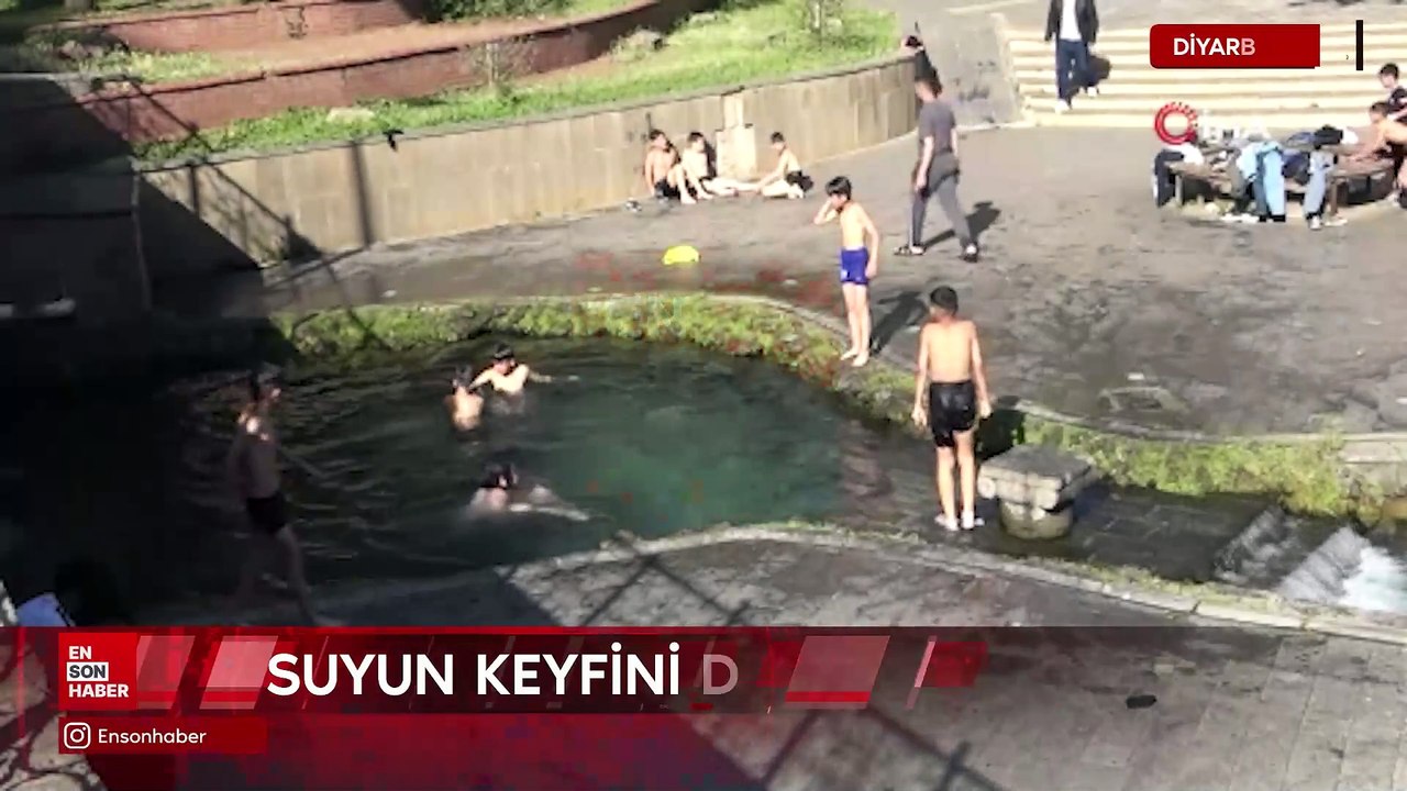 Diyarbakır'da çocuklar süs havuzunda serinliyor