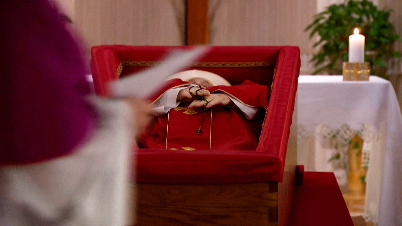 Le corps du pape exposé aux croyants