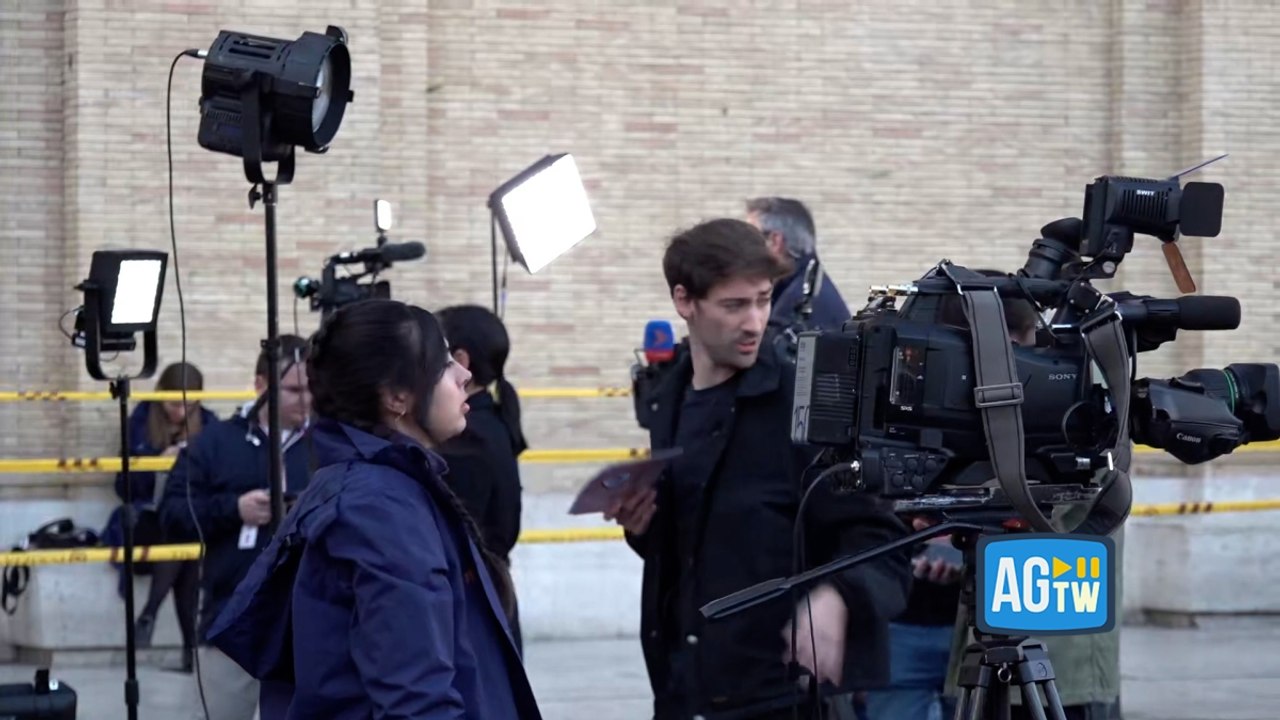 Troupe tv e giornalisti da tutto il mondo a piazza San Pietro il giorno dopo la morte di Papa Francesco
