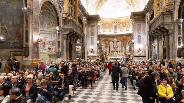 Firenze, in mille alla veglia per Bergoglio. Gambelli: «Papa Francesco ci ha aiutato a riscoprire il volto di una chiesa impegnata»