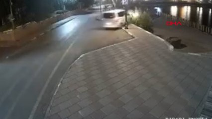 Kontrolden çıkan otomobil kaldırıma çarparak park alanına düştü