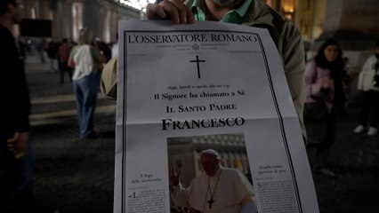 Le journal du Vatican distribué place Saint-Pierre