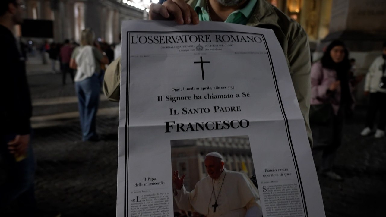 Le journal du Vatican distribué place Saint-Pierre
