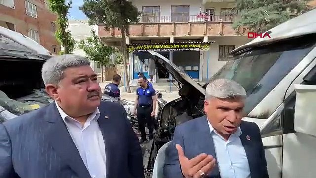 Sokakta park halindeki 9 aracı ateşe verdi