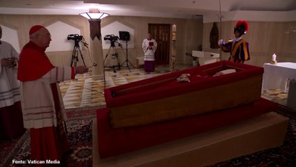 Papa, il rito della Constatazione della morte e deposizione nella bara
