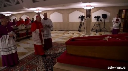 Casula rossa e rosario, prime immagini della salma di Papa Francesco
