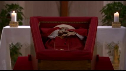 Casula rossa e rosario, prime immagini della salma di Papa Francesco