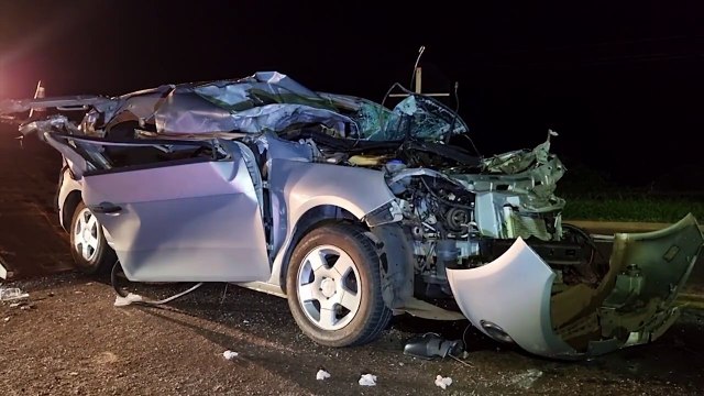 Carro entra embaixo de caminhão e mulher é desencarcerada pelo Corpo de Bombeiros na BR-277