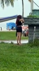 Vídeo: mulher é flagrada fazendo chapinha com tomada pública na orla de Santos