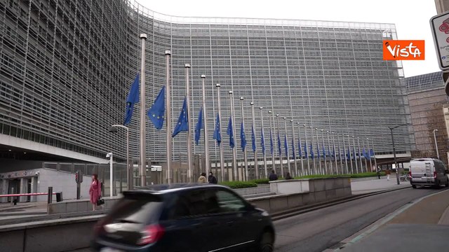 Addio Papa Francesco, bandiere a mezz'asta alla Commissione Ue a Bruxelles