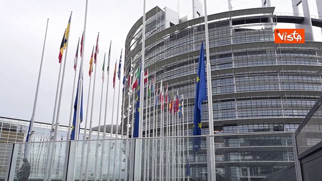Addio Papa Francesco, bandiere a mezz'asta al Parlamento Ue di Strasburgo