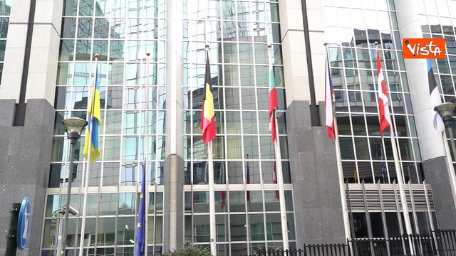 Addio Papa Francesco, bandiere a mezz'asta al Parlamento Ue a Bruxelles