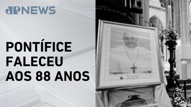Fiéis lotam Catedral da Sé em missa para homenagear papa Francisco