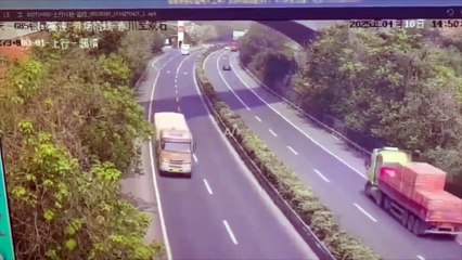 VIDEO: "Llanta asesina" cobra la vida de un conductor en insólito accidente