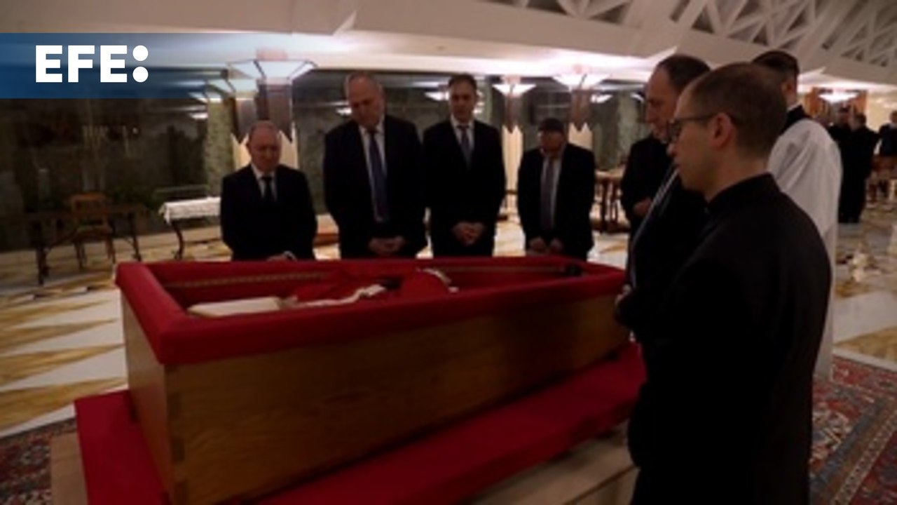 Primeras imágenes del papa Francisco en el féretro en la Casa Santa Marta