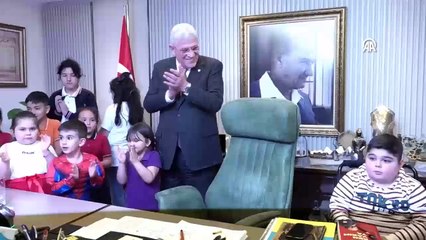 Müsavat Dervişoğlu, koltuğunu çocuklara bıraktı