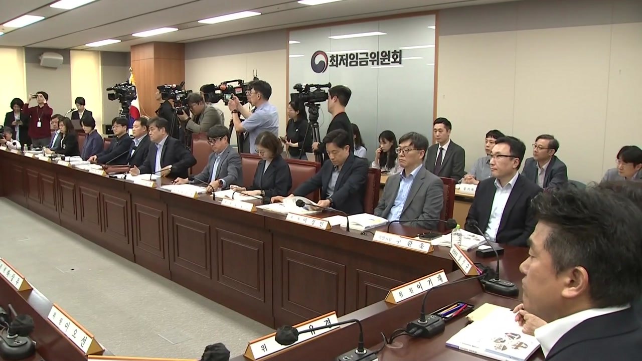 내년 최저임금은 얼마?...첫 전원회의 열고 심의 착수 / YTN