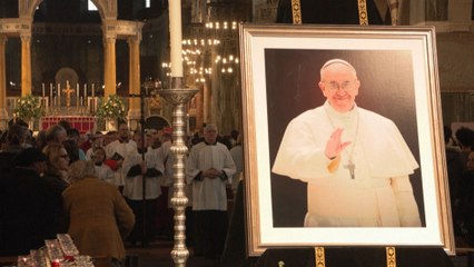 Vague d'émotion à travers le monde après la mort du pape