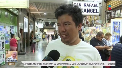 Fieles mexicanos lamentan la muerte del papa Francisco