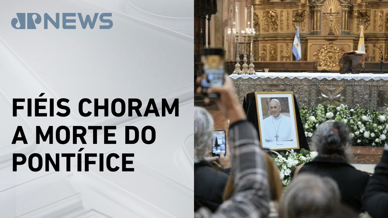 Argentinos lotam Catedral de Buenos Aires para se despedir do Papa Francisco