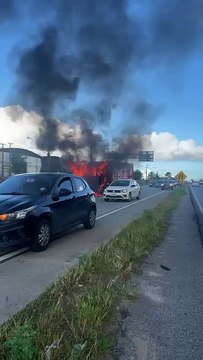 Incêndio em caminhão no Anel Viário nesta terça-feira, 22