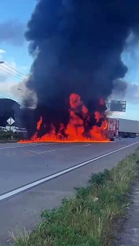 Incêndio em caminhão no Anel Viário nesta terça-feira, 22