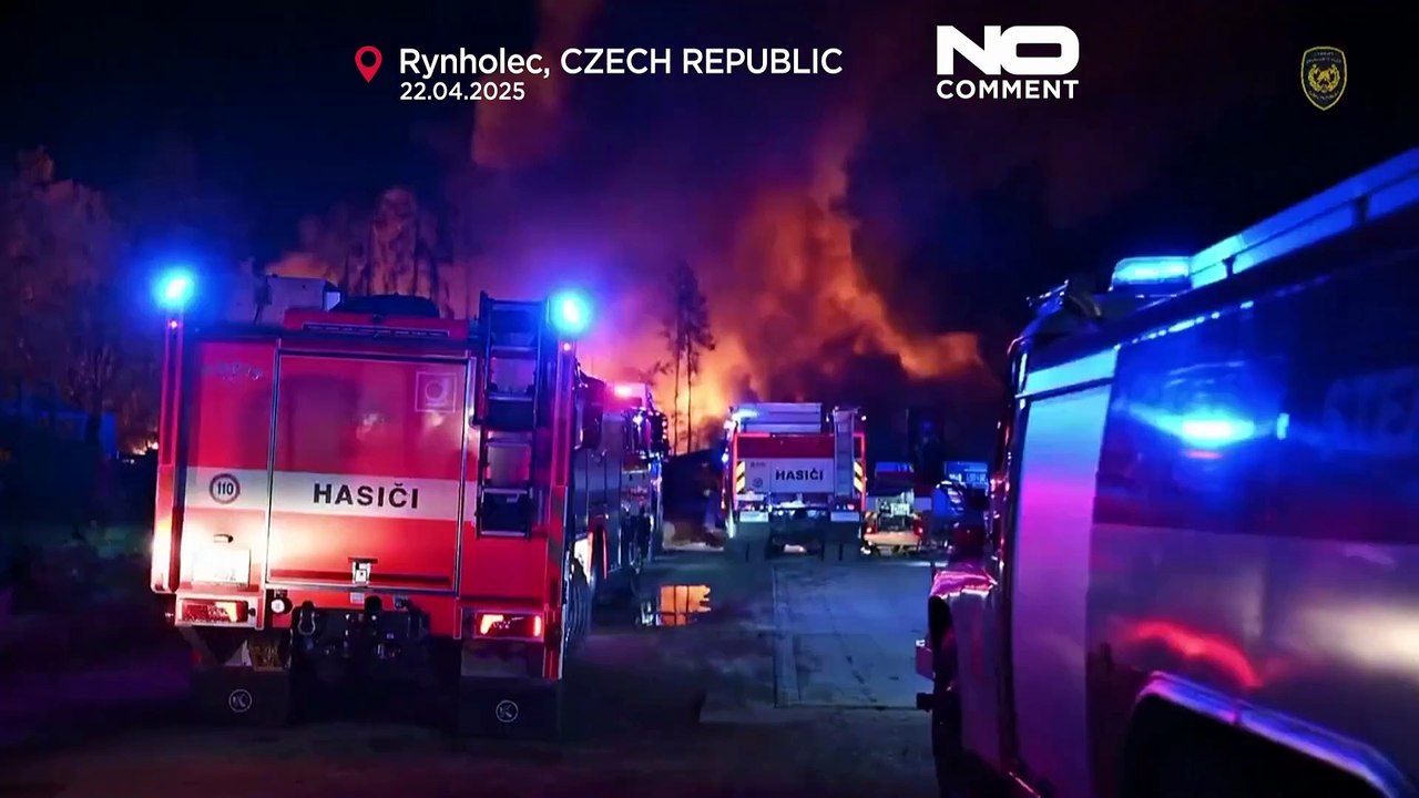 Regardez : un violent incendie près de Prague impliquant des centaines de pompiers