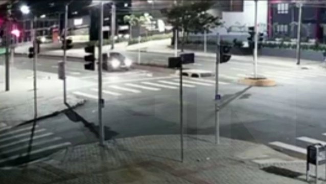 Câmera registra colisão traseira que deixou motociclista gravemente ferido na Avenida Carlos Gomes