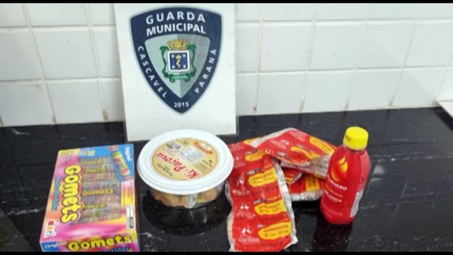 Homem é flagrado furtando produtos em estabelecimento na Avenida Brasil