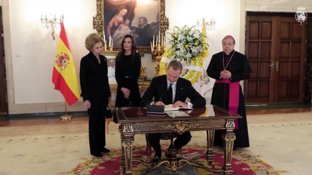 Los Reyes firman el libro de condolencias del Papa y destacan su total entrega