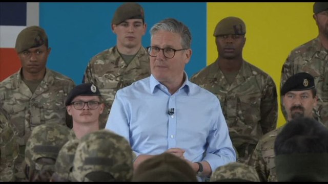 Starmer visita le truppe ucraine in addestramento nel Regno Unito