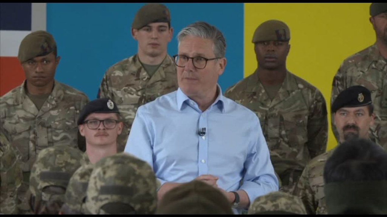 Starmer visita le truppe ucraine in addestramento nel Regno Unito