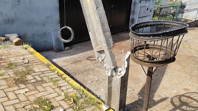 Caminhão enrosca em fios e poste cai em empresa no Jardim Nova York