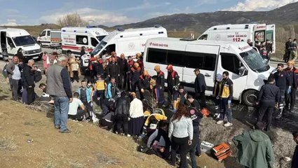 Sivas’ta öğretmenleri taşıyan minibüs ile otomobilin çarpıştı: Çok sayıda yaralı