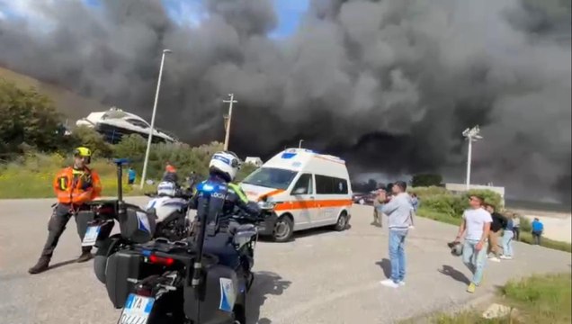 Olbia, spaventoso incendio in un cantiere nautico: le fiamme e l'intervento dei vigili del fuoco