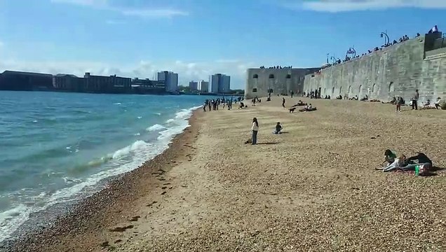 Supporters of HMS Dauntless at the Hot Walls and she heads on deployment
