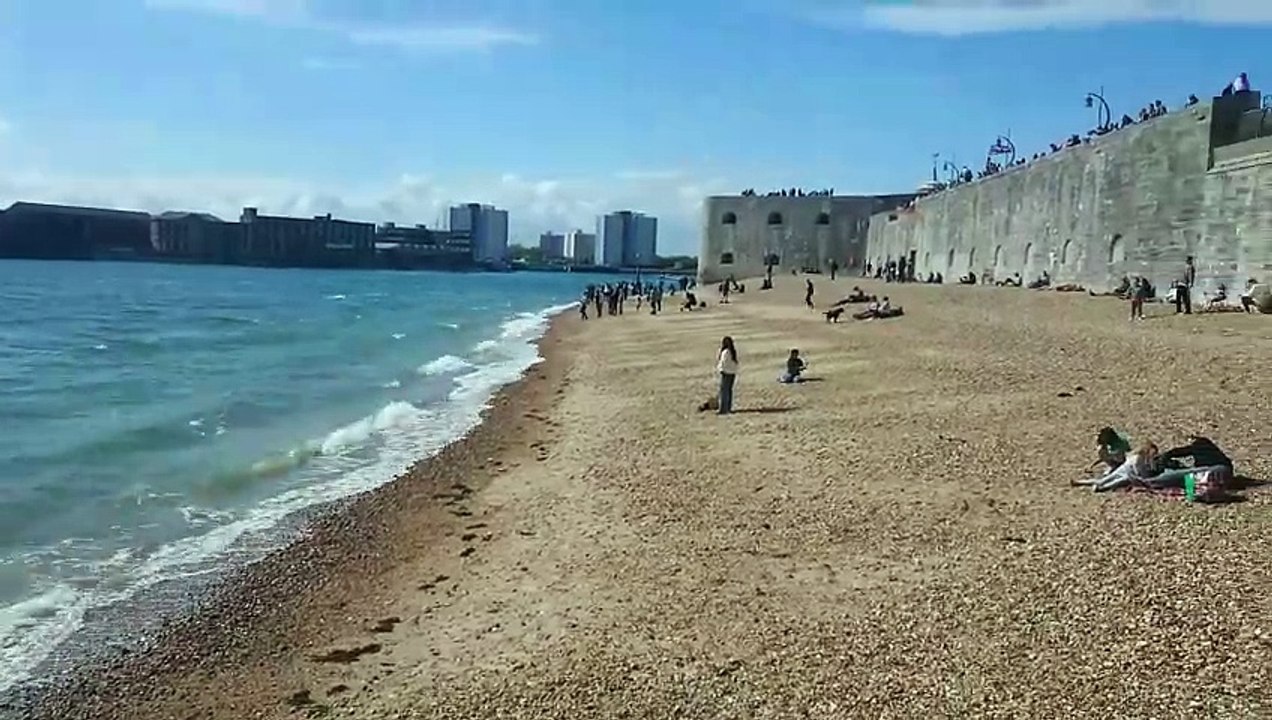 Supporters of HMS Dauntless at the Hot Walls and she heads on deployment