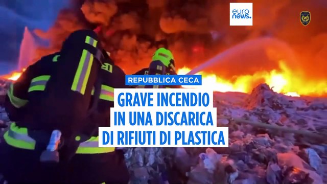 Repubblica Ceca, mega-incendio in una discarica. Bruciano rifiuti di plastica