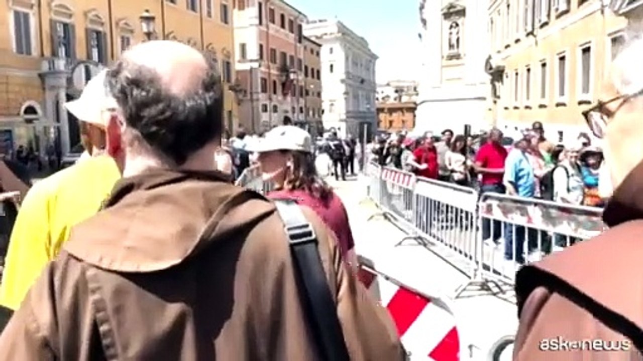 Fedeli in preghiera nella basilica di Santa Maria Maggiore a Roma