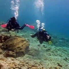 Ο Γιώργος Γεροντιδάκης κάνει scuba diving στην Αίγινα