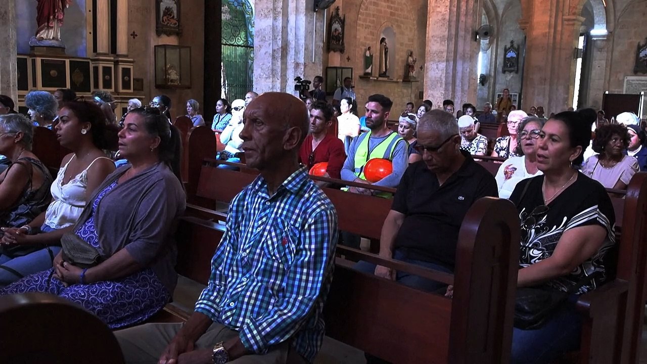 Memorials and prayers for Pope Francis around the world