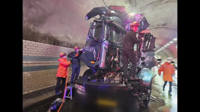 서산영덕고속도로 화물차 3대 추돌 사고...1명 숨져 / YTN