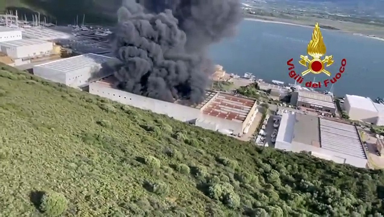 Olbia, incendio in un cantiere nautico: le immagini dall'alto dei vigili del fuoco