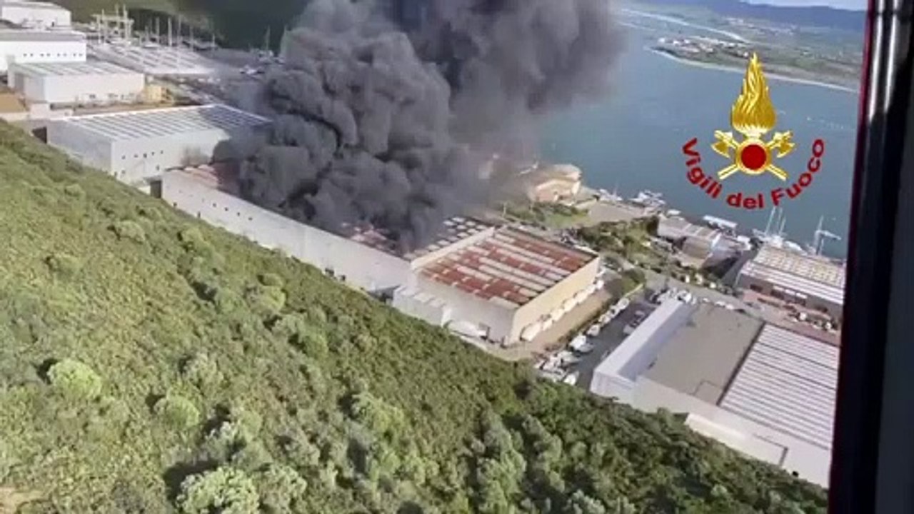 Incendio a Olbia devasta cantiere nautico: le immagini