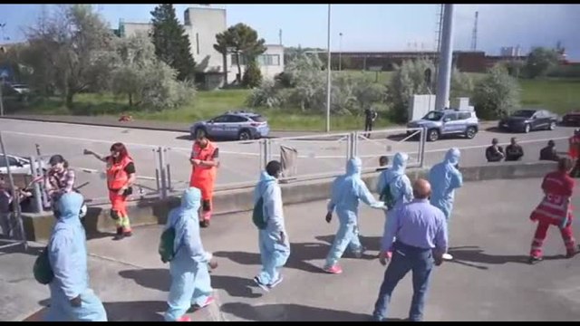 Sbarcati al porto di Ravenna 82 migranti soccorsi da Life Support